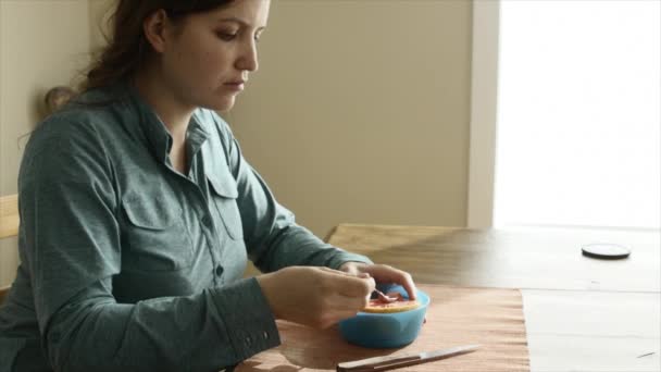 Woman eating a grapefruit — Stock Video