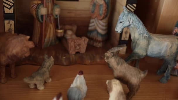 Hand gesneden Nativity Creche — Stockvideo