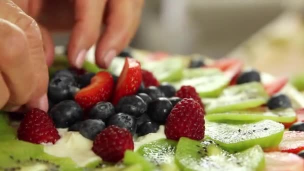 Baker preparing a berry fruit tart — Stock Video