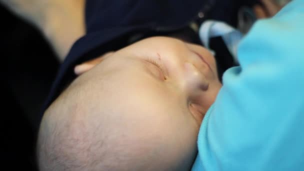 Yeni doğan bebeğin annesiyle — Stok video