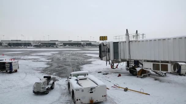 Aeropuerto cubierto de nieve — Vídeos de Stock