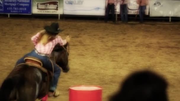 Balapan Barrel di Rodeo — Stok Video