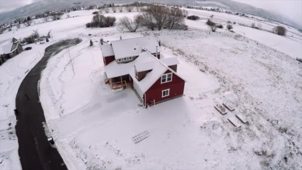 Luftaufnahme eines Fluges um ein Landhaus im Winter 1080 — Stockvideo