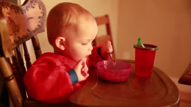 Um menino comendo guisado — Vídeo de Stock