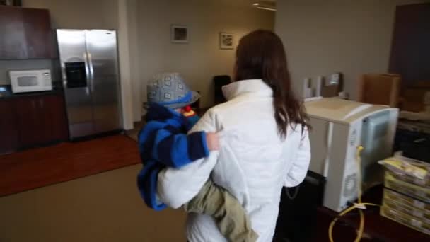 Мати виходить з офісу з малюком — стокове відео