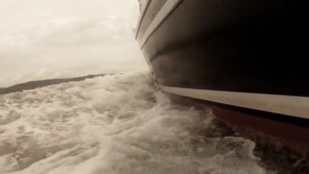 Boat with ocean waves — Stock Video