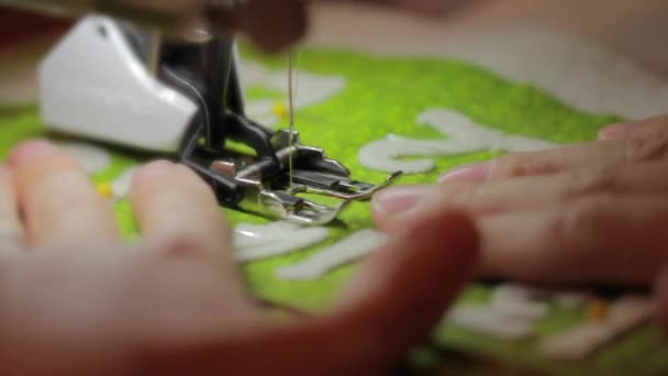 Una mujer cosiendo un calendario de Navidad — Vídeo de stock