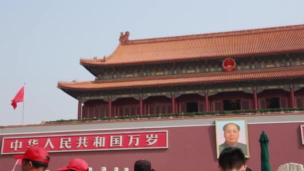 Туристы на площади Тяньаньмэнь — стоковое видео