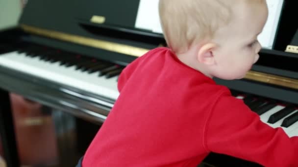 Kleine jongen spelen op de piano — Stockvideo