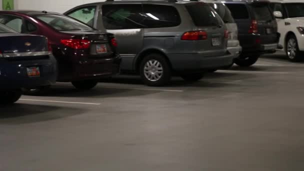 Voitures à l'intérieur parking garage — Video