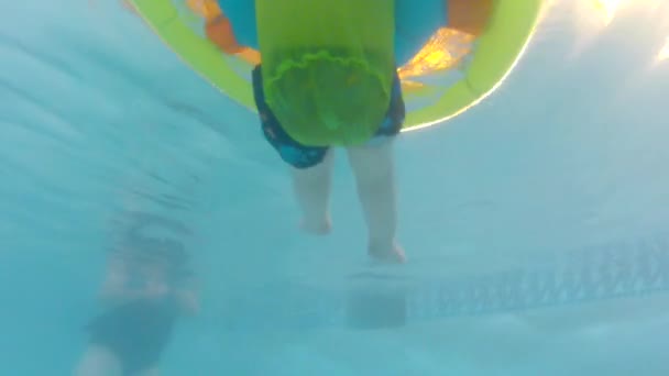 Bambino galleggiante in piscina — Video Stock