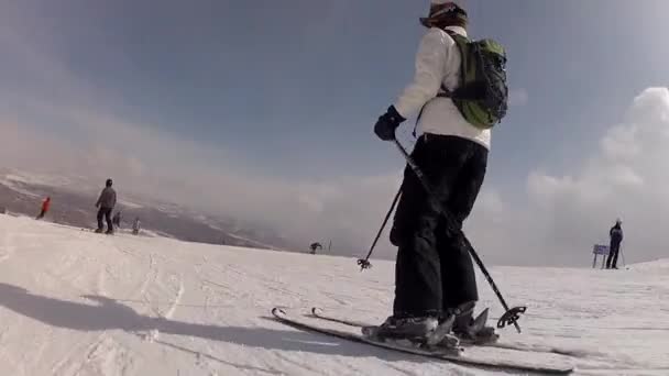 Skifahren in einem Skigebiet in den Bergen — Stockvideo