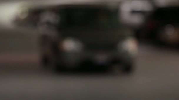 Araba kapalı bir otopark içinde — Stok video