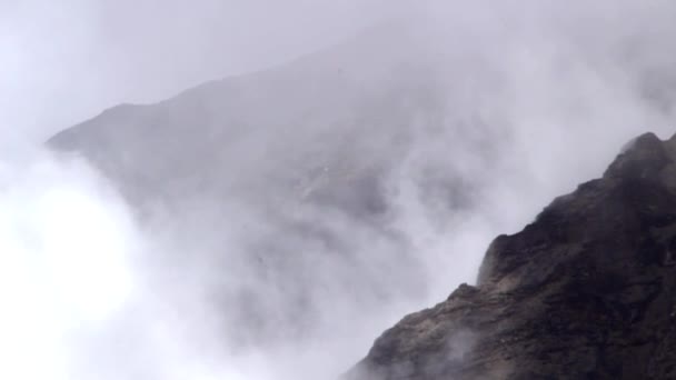 Felhők fölé a hegyekben — Stock videók