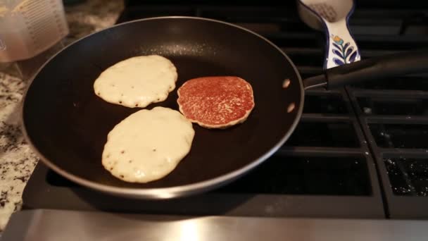 Mother cooks pancakes — Stock Video