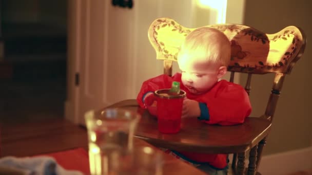 Junge versucht Eintopf zu essen — Stockvideo