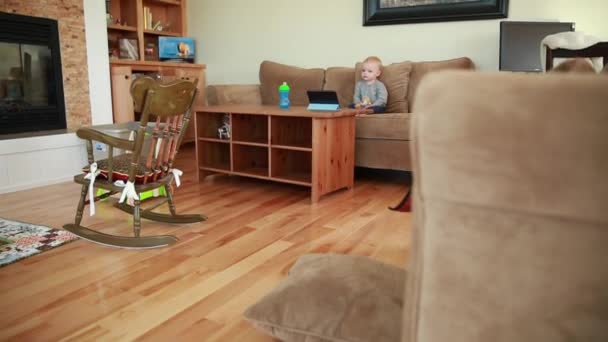 Chico viendo película en una tableta — Vídeo de stock