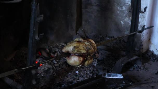 Chicken cooking on rotisserie — ストック動画