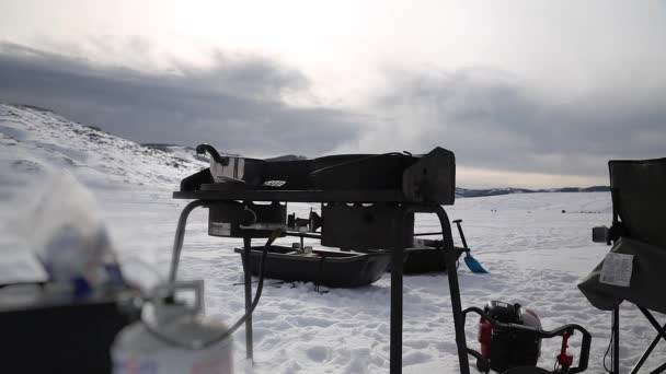 Cocinar comida mientras pesca con hielo — Vídeos de Stock