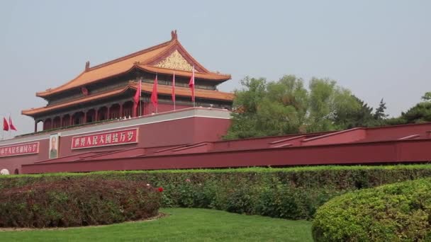 Crowds at the gate to the forbidden city — Stock Video