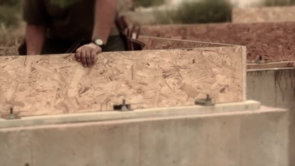 Trabajadores de la construcción usando una pistola de clavos — Vídeo de stock