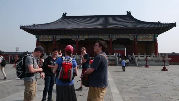 Touristen im Tempel des Himmels — Stockvideo