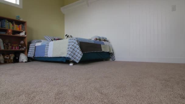Pojke sovrum i ett hus — Stockvideo