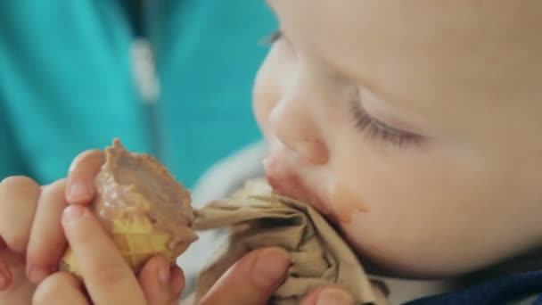 Boy eating ice cream — Stock Video