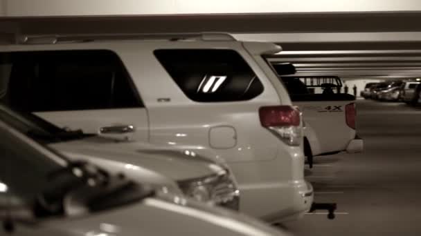 Автомобили в гараже — стоковое видео