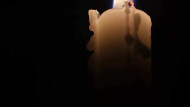 Kerzenständer im dunklen Raum — Stockvideo