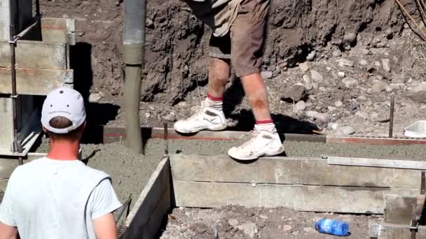 建筑工人浇注地基 — 图库视频影像