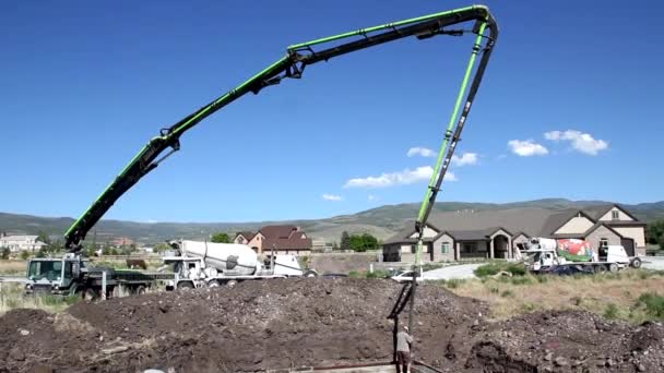 Trabajadores de la construcción vertiendo alimentos — Vídeos de Stock