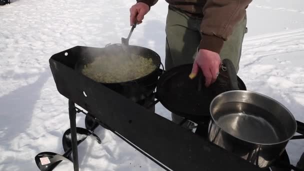 Man cooking breakfast — Stock Video