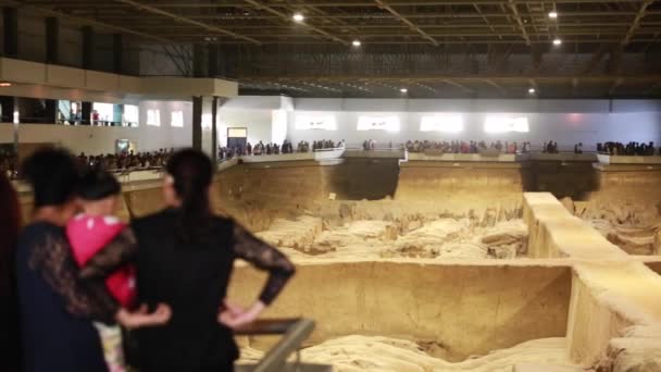 Туристы в Терракотовом музее воинов — стоковое видео
