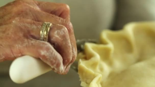 Mulher assando uma torta de maçã — Vídeo de Stock