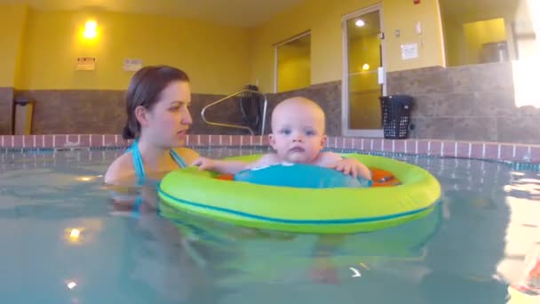 Bambino galleggiante in piscina — Video Stock