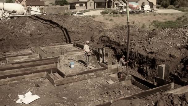 Trabajadores de la construcción preparan calzados — Vídeo de stock