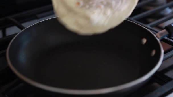 Vrouw kookt tortilla 's — Stockvideo