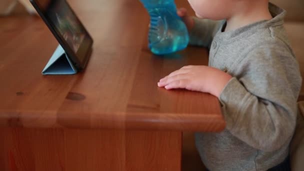 Pojken tittar på film på en Tablet PC — Stockvideo