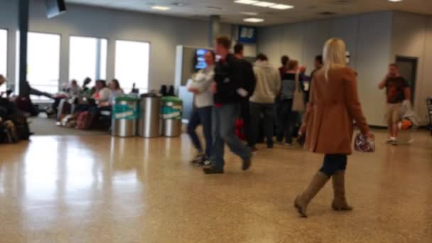 Mensen binnen een luchthaven — Stockvideo