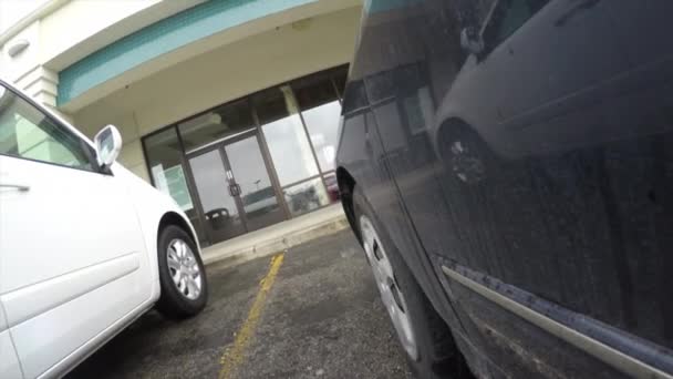 Зовнішній автомобіль низького пострілу водіння — стокове відео