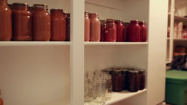 罐头的食品在储存室 — 图库视频影像