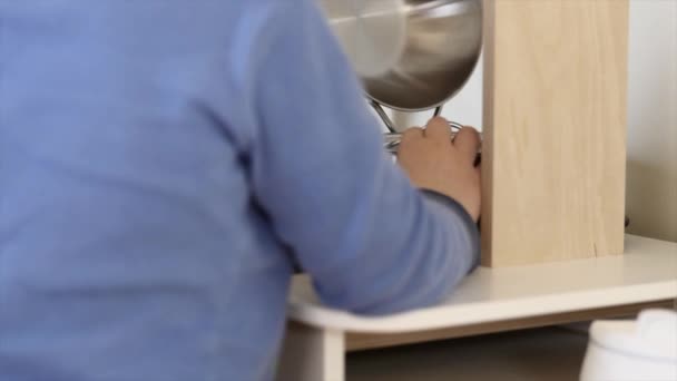 Menino brincando com um conjunto de cozinha de brinquedo — Vídeo de Stock