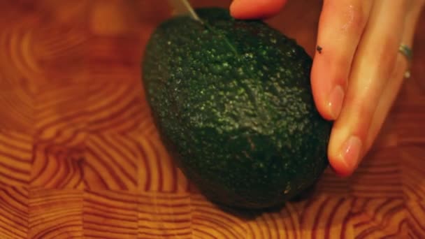 Snijden van een avacado voor salade — Stockvideo