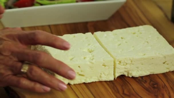 Uma mulher prepara uma salada grega — Vídeo de Stock