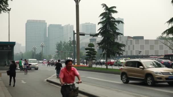 Tráfico en una calle china concurrida — Vídeos de Stock