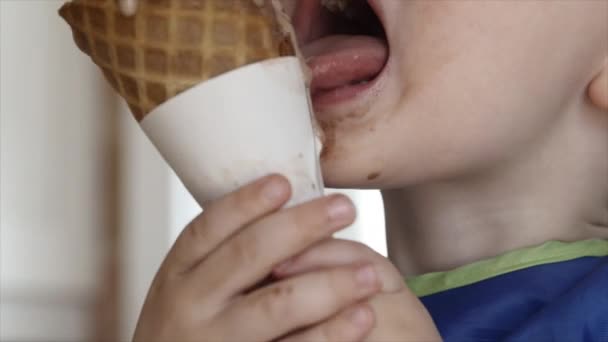 Bambino che mangia un gelato — Video Stock