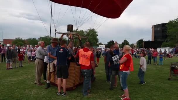 Heißluftballon kreist am Boden — Stockvideo