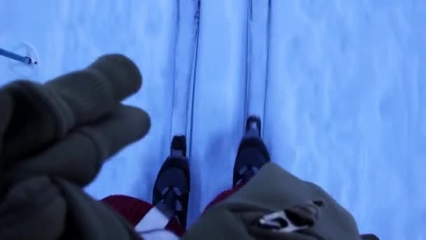 Людина катається на лижах у засніжених горах — стокове відео