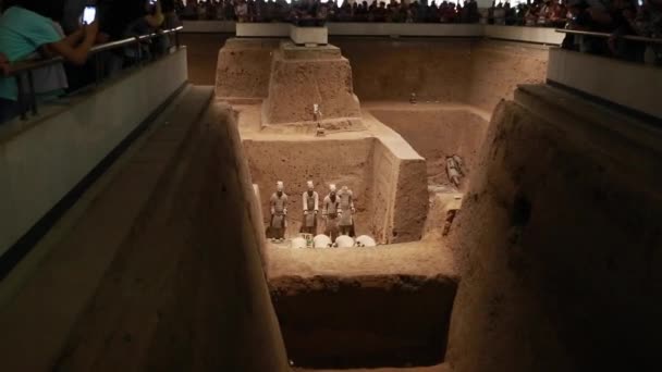 Turistas en el Museo del Guerrero de Terracota — Vídeo de stock